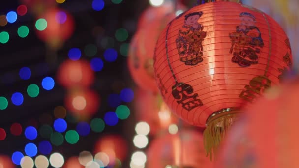 Китайські новорічні ліхтарі прикрашають шинатаун. - Кадри, відео