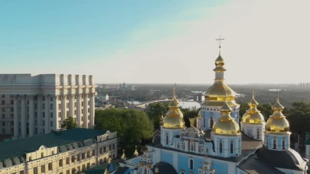 Letecká anténa křesťanské katedrály v Kyjevě s obrovskými zlatými kupolou v Kyjevě - Záběry, video