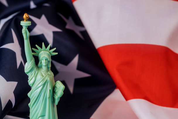 Bandiera americana e Statua della libertà per il giorno dell'indipendenza
 - Foto, immagini