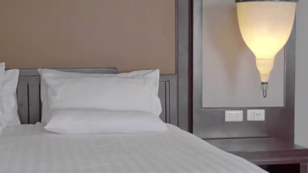 Filmaufnahmen vom luxuriösen Interieur des Hotelzimmers - Filmmaterial, Video