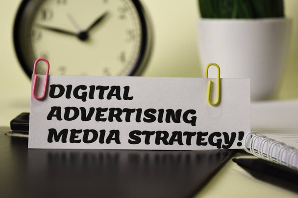 Estrategia de Medios de Publicidad Digital! sobre el papel aislado en su escritorio. Concepto de negocio e inspiración
 - Foto, imagen