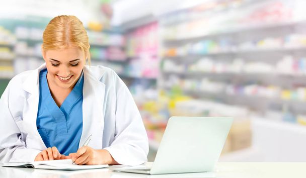 Farmacista che utilizza il computer portatile in farmacia
. - Foto, immagini