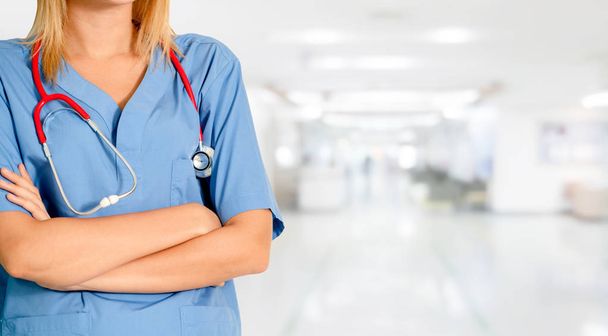 Сексуальная медсестра в нижнем белье позирует в больнице