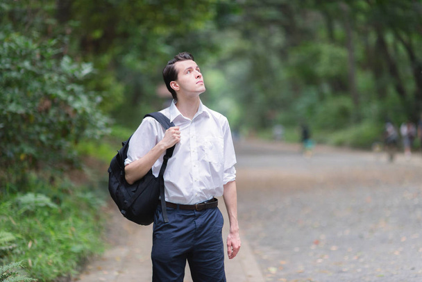 junger französischer mann entdeckt das grüne und naturgebiet in tokyo. - Foto, Bild