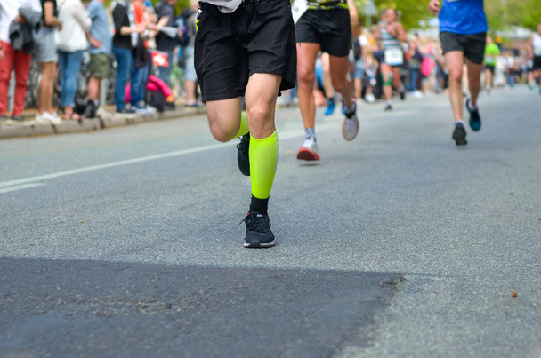 Μαραθώνιος τρέχει αγώνα, πολλοί δρομείς πόδια για τους αγώνες δρόμου, τον αθλητισμό ανταγωνισμού, την καλή φυσική κατάσταση και υγιεινό τρόπο ζωής έννοια - Φωτογραφία, εικόνα