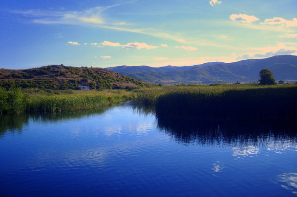 Otra parte del lago Ohrid en el pueblo de Tushemisht, cerca del parque Drillon (uno de los lugares favoritos de Enver Oxha
) - Foto, imagen