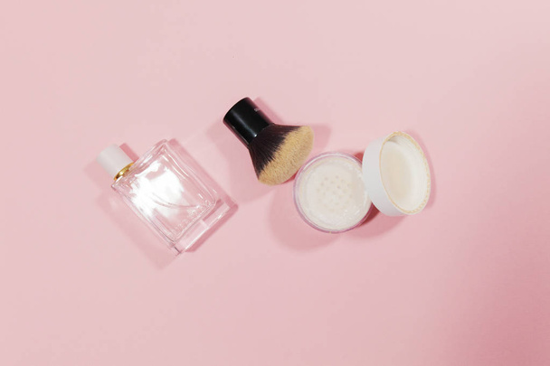 Surtido de productos de belleza sobre un fondo rosa
 - Foto, imagen