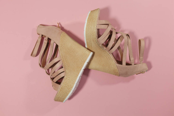 Barna cipők szóló, a rózsaszín felületre - Fotó, kép