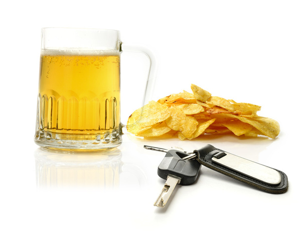 bier en auto sleutels - Foto, afbeelding