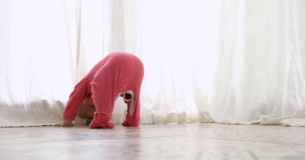 Bebé tratando de pararse en la cabeza
 - Metraje, vídeo