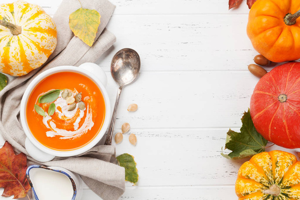 Sopa de crema de calabaza vegetariana de otoño
 - Foto, Imagen