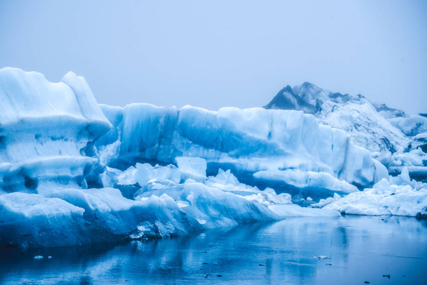 Παγόβουνα στην παγωμένη λιμνοθάλασσα Jokulsarlon στην Ισλανδία. - Φωτογραφία, εικόνα