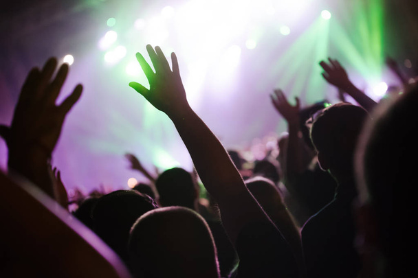 Imagem de pessoas dançando festa no festival de música
 - Foto, Imagem