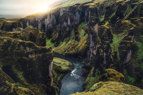 Унікальний пейзаж Fjadrargljufur в Ісландії. - Фото, зображення