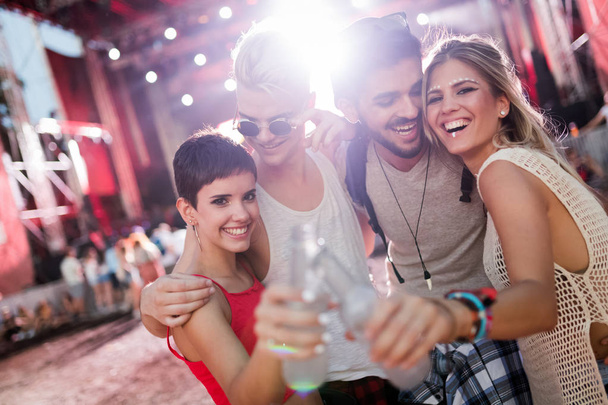 Glückliche junge Freunde haben Spaß beim Musikfestival - Foto, Bild