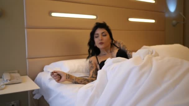 Tattooed young woman resting in hotel room  - Séquence, vidéo