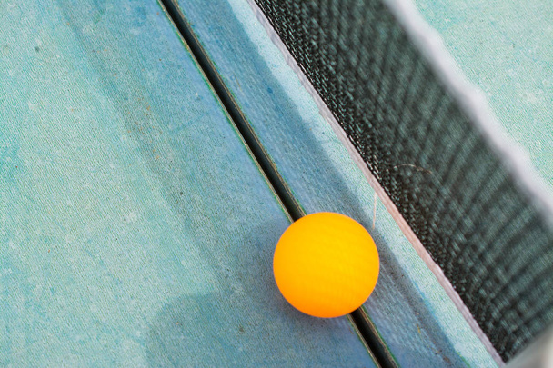 Tischtennispaddeln und Ball auf blauem Retro-Holzhintergrund. rac - Foto, Bild