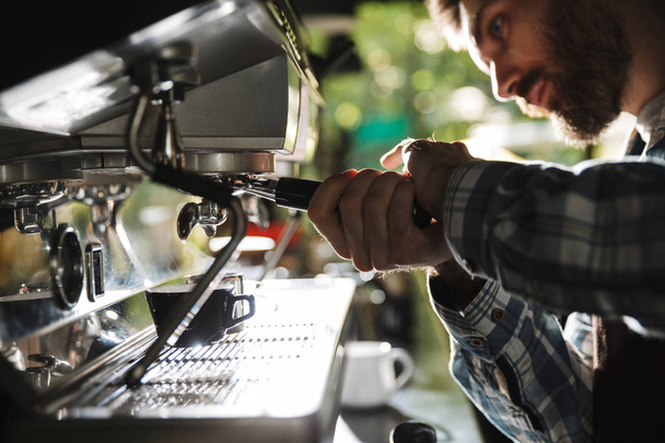 Image closeup of european barista man making coffee while workin - Foto, Imagem