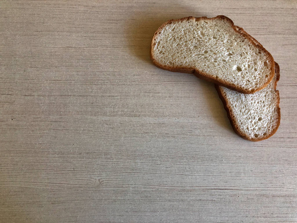 δύο κομμάτια λευκού ψωμιού σε ανοιχτόχρωμο φόντο - Φωτογραφία, εικόνα