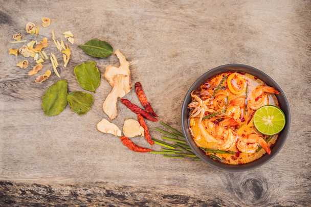 Prawn and lemon grass soup with mushrooms,Tom Yam Kung ,thai food in wooden background, top view - Foto, Bild