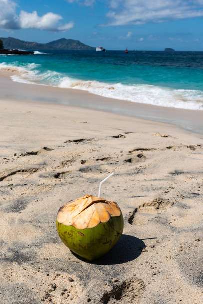 Fresh Coconut Cocktail the Beautiful Beach at Sunny Day - Foto, Imagen