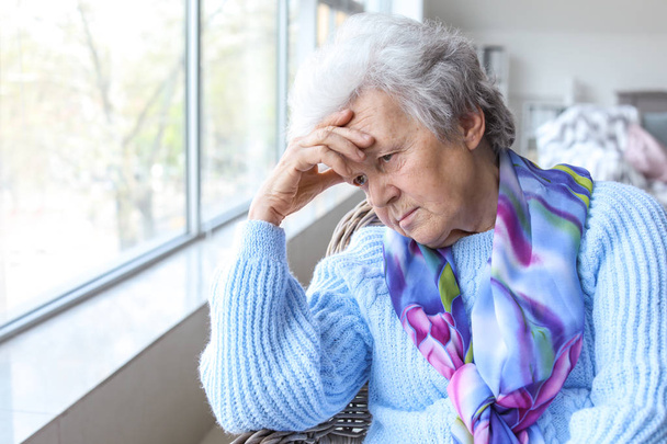 Muotokuva surullinen vanhempi nainen hoitokodissa
 - Valokuva, kuva