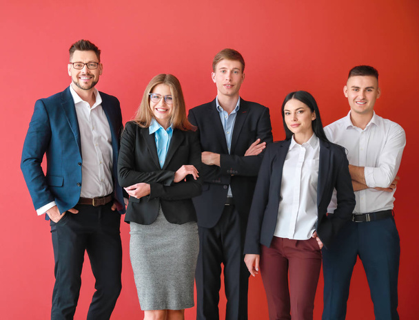 Ομάδα επιχειρηματικών ατόμων σε χρωματικό φόντο - Φωτογραφία, εικόνα