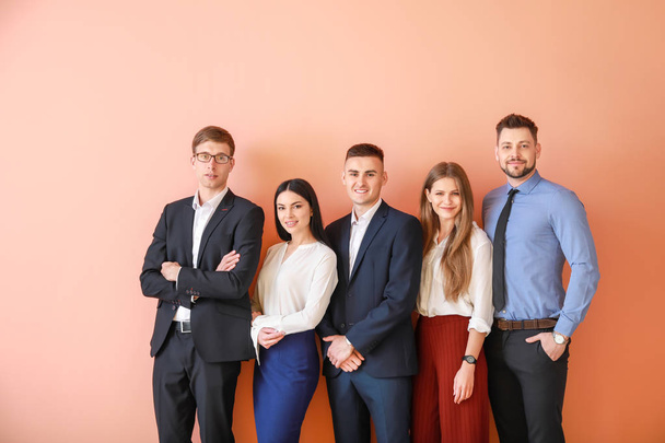 Ομάδα επιχειρηματικών ατόμων σε χρωματικό φόντο - Φωτογραφία, εικόνα