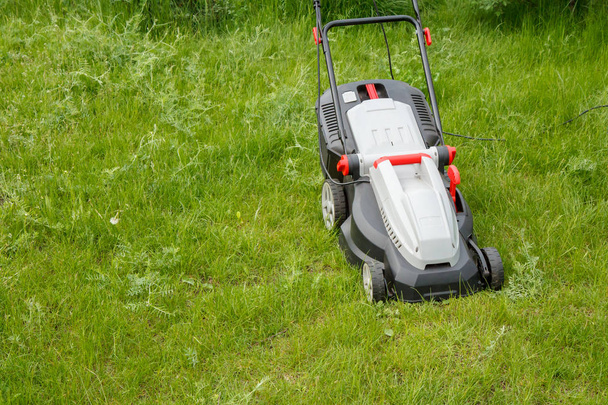 Bahçede yeşil çim çim biçme makinesi - Fotoğraf, Görsel