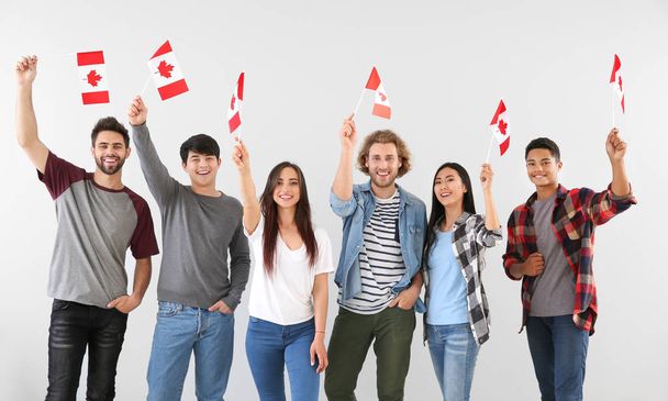 Diákok csoportja a kanadai zászló a világos háttér - Fotó, kép