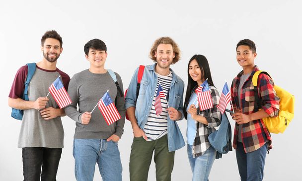 Grupo de estudiantes con banderas de EE.UU. sobre fondo claro
 - Foto, imagen