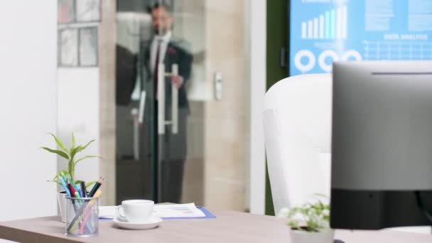 In modern office business worker comes first to work - Imágenes, Vídeo