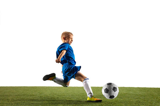 Jonge jongen als voetbal of voetbalspeler op witte studio achtergrond - Foto, afbeelding