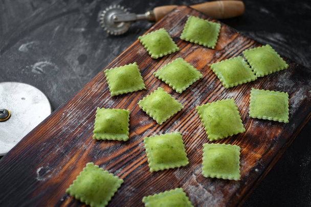 Pasta verde de ravioles ecológicos sin cocer con espinacas
 - Foto, imagen
