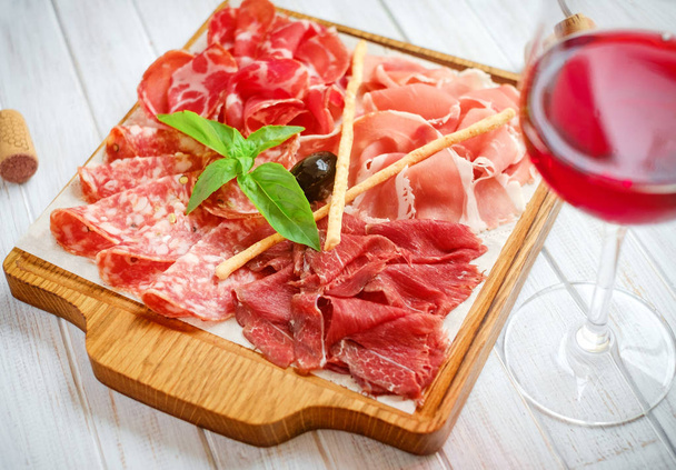Italialainen liha antipasti asetettu puupinnoille, jamon, prosciutto
 - Valokuva, kuva