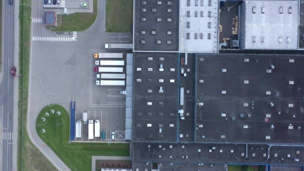 Ilmakuva logistiikkavarastosta kuorma-autojen odottaessa lastausta - Materiaali, video