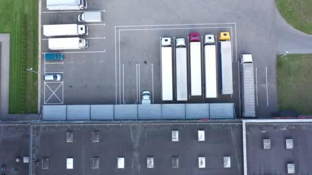 Αεροφωτογραφία της αποθήκης logistics με φορτηγά που περιμένουν για φόρτωση - Πλάνα, βίντεο