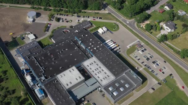 Zoom z letecký záběr z průmyslového skladu / skladovací budova / načtení oblast, kde jsou načítání mnoho nákladních vozidel / vykládka zboží - Záběry, video