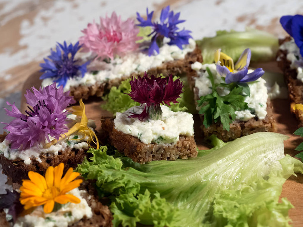 Delicioso sanduíche caseiro com flores feitas de legumes frescos e queijo creme
 - Foto, Imagem