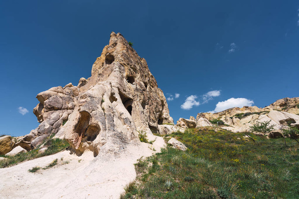 Formacje skalne na zboczu wzgórza - Zdjęcie, obraz