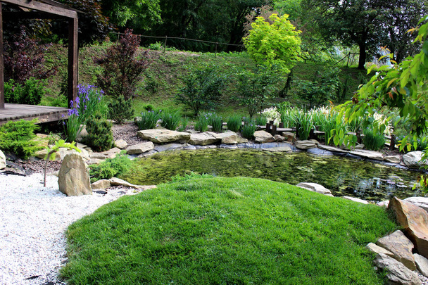 Zahradní design s architektonickými dekorativními prvky. Zelené přírodní jaro a letní pozadí. - Fotografie, Obrázek