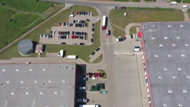 Vista aérea del almacén logístico con camiones esperando la carga - Imágenes, Vídeo