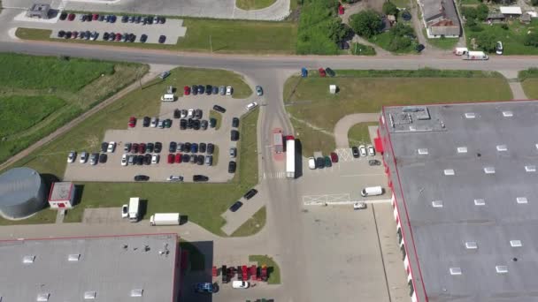 Vista aérea do armazém logístico com caminhões à espera de carregamento - Filmagem, Vídeo