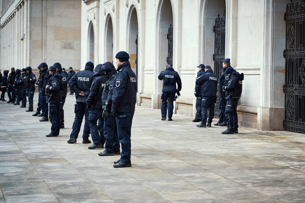 Департамент полиции Польши обеспечивает демонстрацию на улицах города
. - Фото, изображение