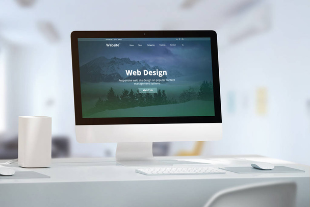 Escritório com monitor de computador moderno e web site responsivo off web design apresentação de estúdio
. - Foto, Imagem