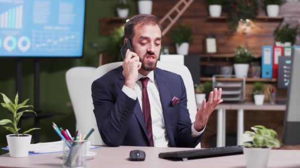 Slow Motion shot van boze zakenman schreeuwen op de telefoon - Video