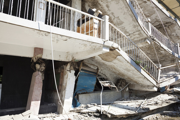 budynek zniszczony po trzęsieniu ziemi - Zdjęcie, obraz