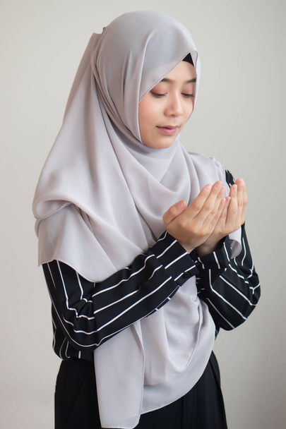 jovem moderna mulher muçulmana asiática com mão de oração islâmica; conceito de Ramadã, Eid al Fitr, meditação, oração islâmica, festival islâmico, atividades religiosas muçulmanas
 - Foto, Imagem
