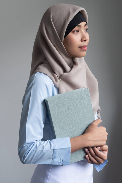 mladá Asijská muslimka s Koránu, Islámská svatá kniha; koncepce Ramadan, Eid al Fitr, meditace, islámský modlení, islám náboženství vzdělávání, muslimské náboženské aktivity - Fotografie, Obrázek