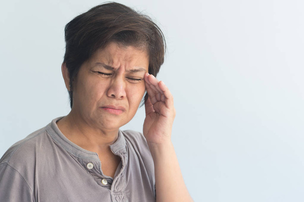 malato asiatico anziano donna affetti da emicrania mal di testa
 - Foto, immagini